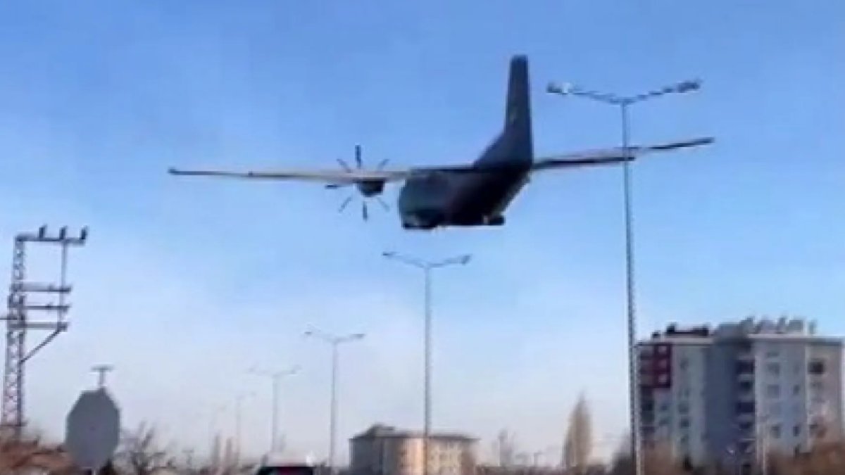 Kayseri'den havalanan eğitim uçağı acil iniş yaptı! Devasa uçağın inişi kameralara yansıdı