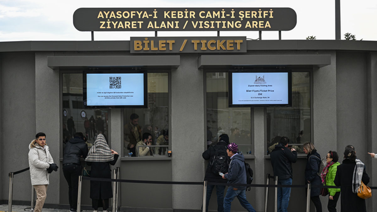 Bakanlık'tan 'Türkler Bilet alsa bile Ayasofya'da ikinci kata çıkamıyor' iddiasına yalanlama