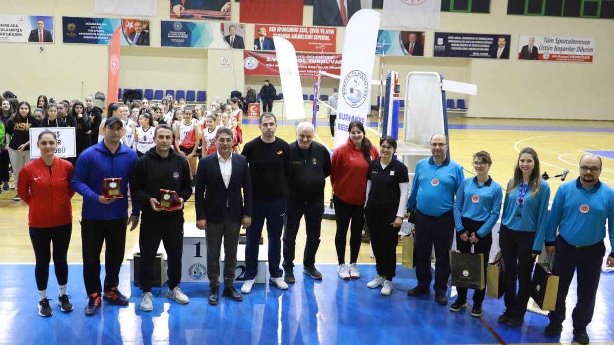 Burhaniye Belediyesi 2. Voleybol Turnuvası'nın ödül töreni yapıldı