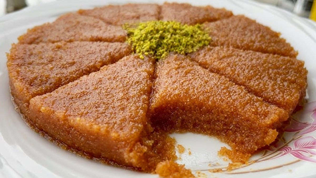 Tam kıvamında irmik helvası yapmanın sırrı buymuş! Tencereye ekleyeceğiniz bu malzeme ile adeta damak çatlatıyor..