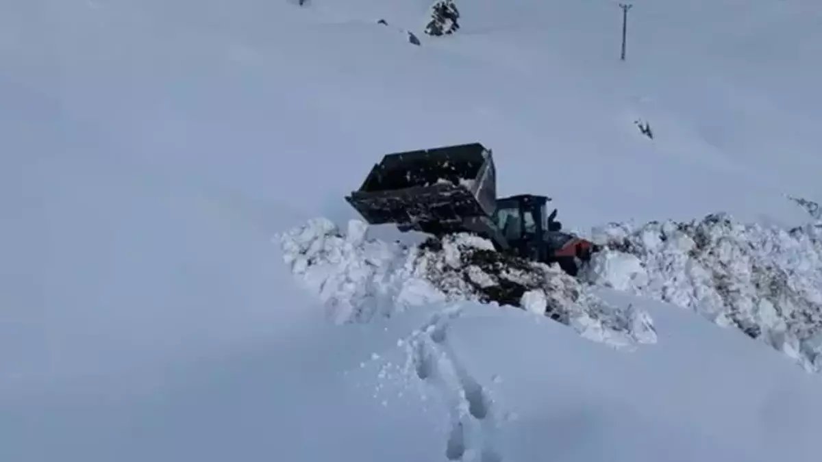 Kar kalınlığı 3 metreyi geçti! Dozerler karda kayboldu: Görüntüler Türkiye'den