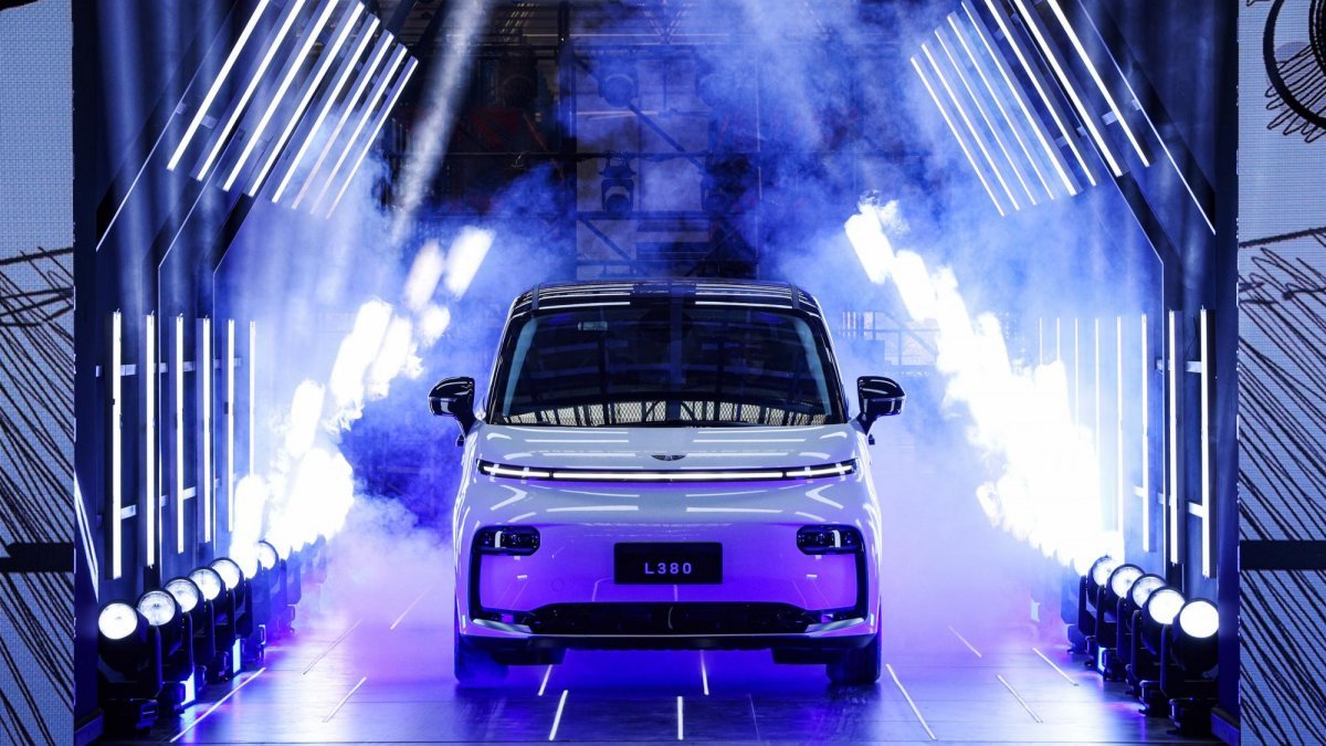 675 km menzilli elektrikli MPV canavarı resmen banttan indi! Böylesi görülmedi: 2+2+2+2