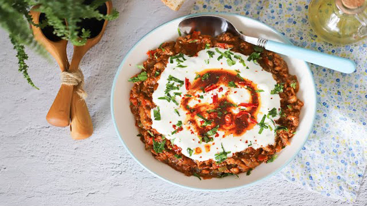 Patlıcan konuşsa beni böyle pişirin der! Közlenmiş patlıcan tava tarifi: Bir kaşık alan tabağı önüne çekiyor