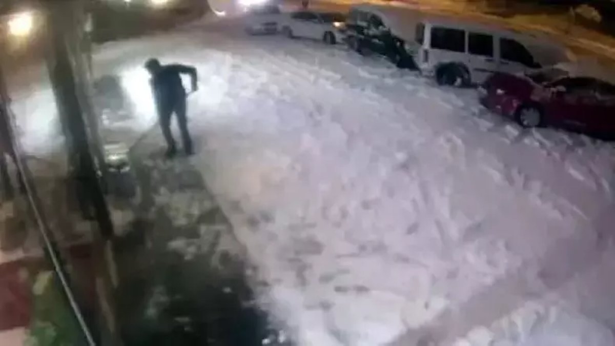 O ilde kar kalınlığı 1,5 metreye ulaştı! Çatıyı temizleyen vatandaş son anda karın altında kalmaktan kurtuldu! O anlar kamerada
