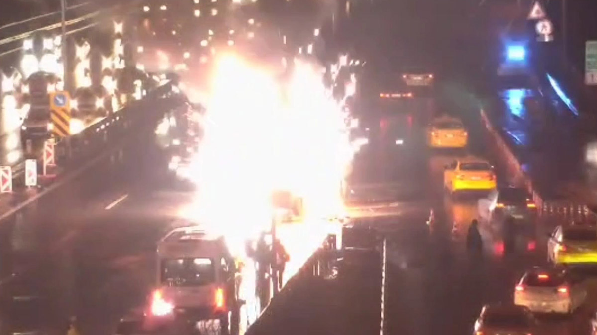 15 Temmuz Şehitler Köprüsü'nde panik! Otomobil alev aldı