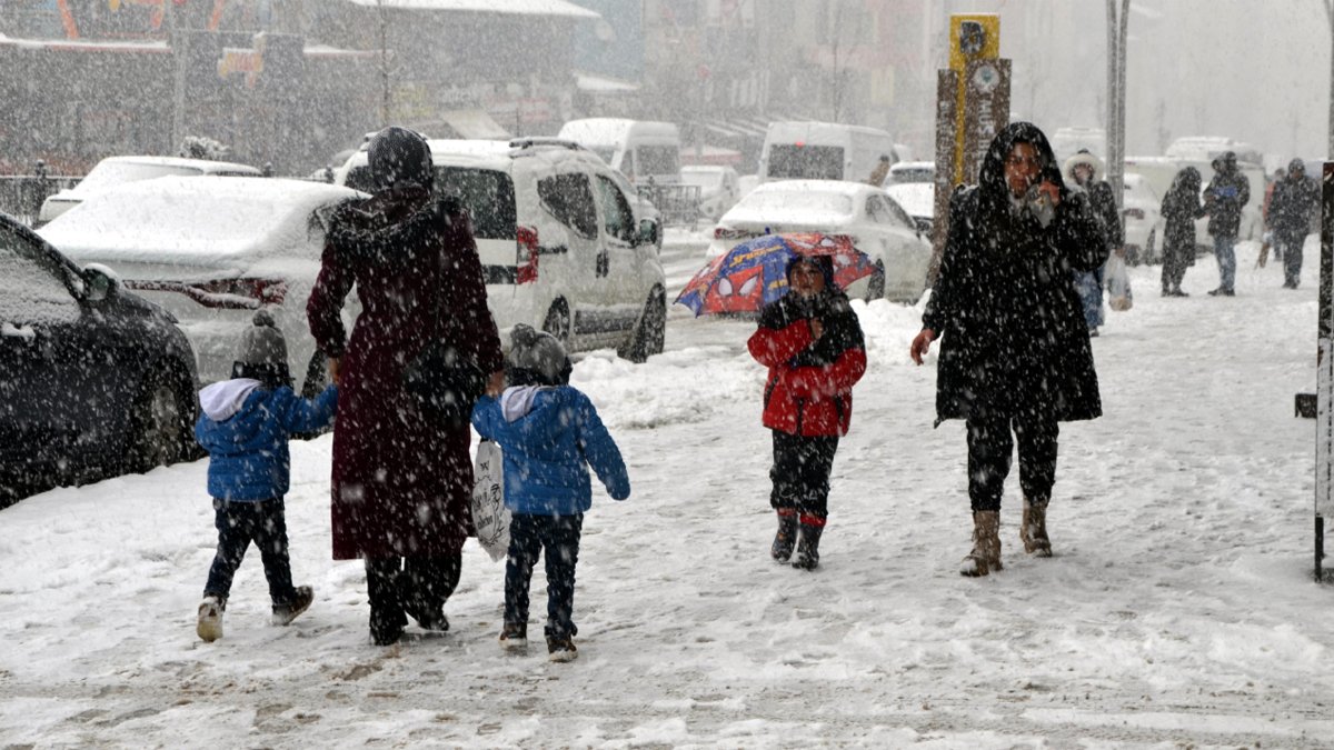 Meteoroloji'den İstanbul dahil birçok kente uyarı: Kuvvetli kar yağışına dikkat!