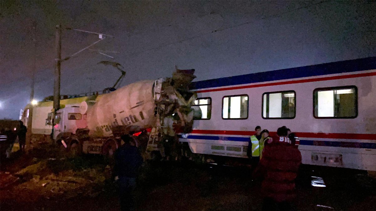 80 yolcunun bulunduğu tren, beton mikserine çarptı: 1 yaralı
