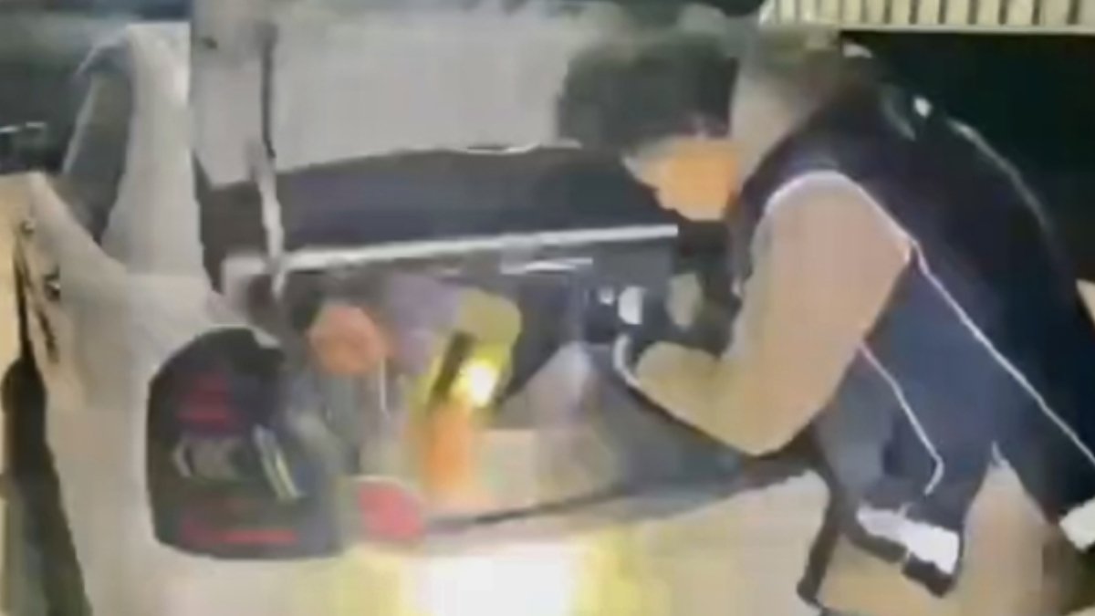 Göçmen kaçakçılığında son nokta! Otomobilden 1'i bagajda, 6 kaçak göçmen çıktı