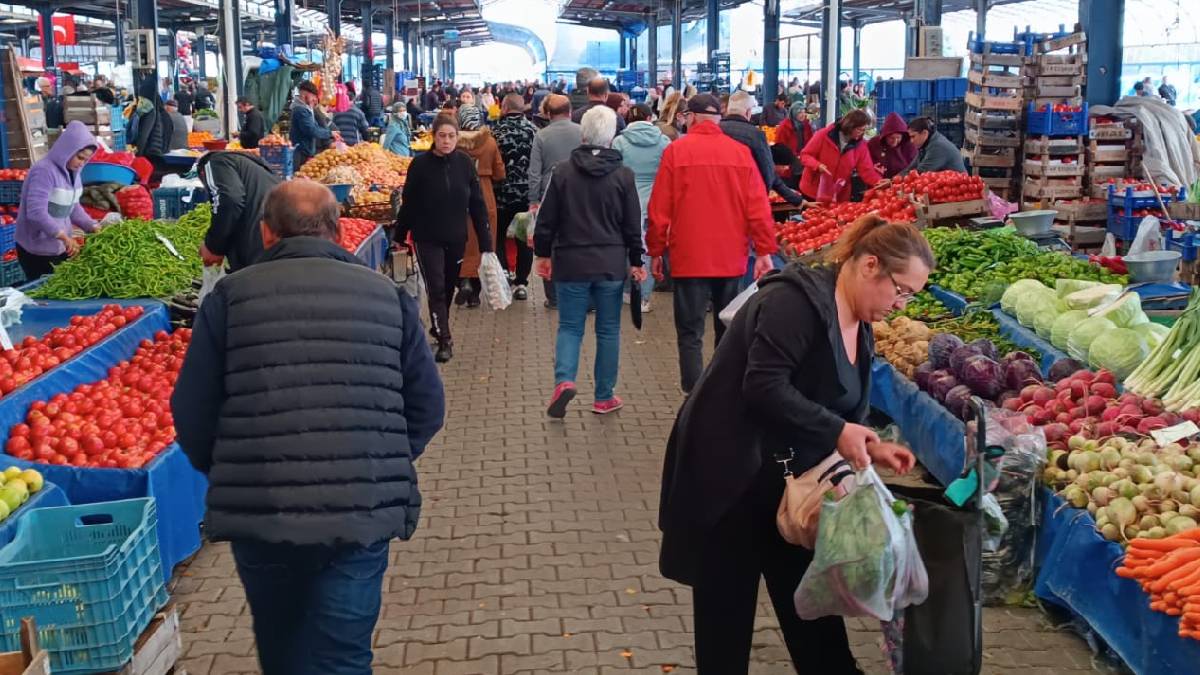 Marketin yolunu unutan vatandaş pazarı da unutacak! Sarımsak 130, biber 50 TL: Fiyatları duyan karalar bağlıyor