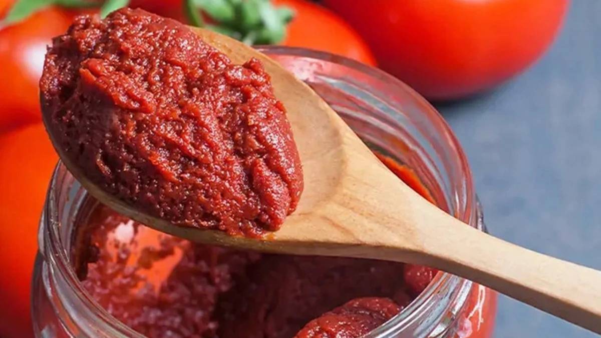 Salçaya sadece 1 fincan dökün: Küfü söküp atıyor, tekrar oluşmasını önlüyor..