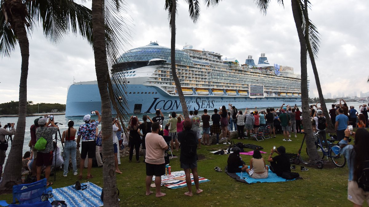 Tam 250 bin ton ağırlığında: ‘Icon of the Seas’ suya indi