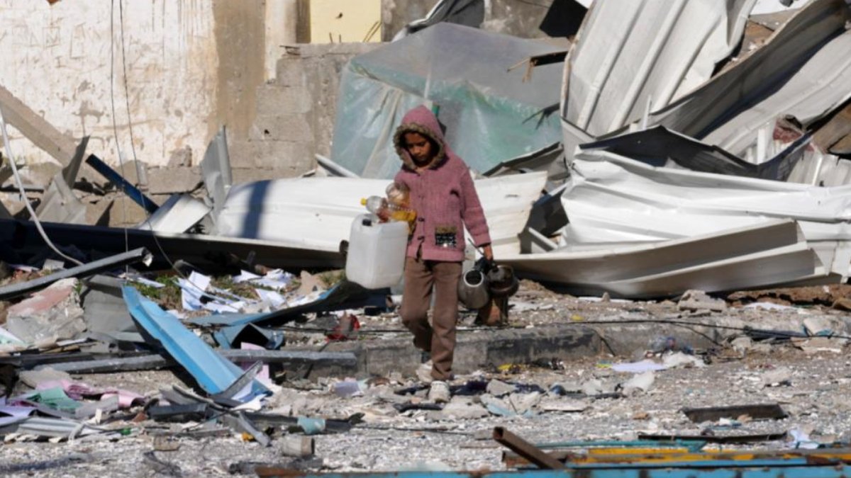 Küçük bedenlere büyük dertler... Gazzeli çocuklar bir lokma ekmek kazanma derdine düştü