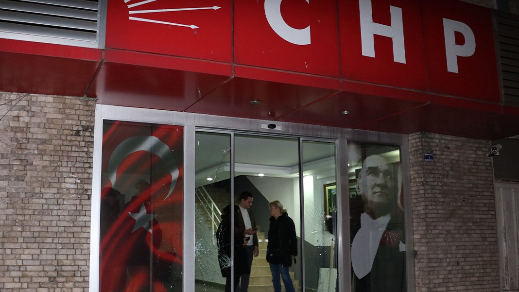 CHP il binasına taşlı saldırı