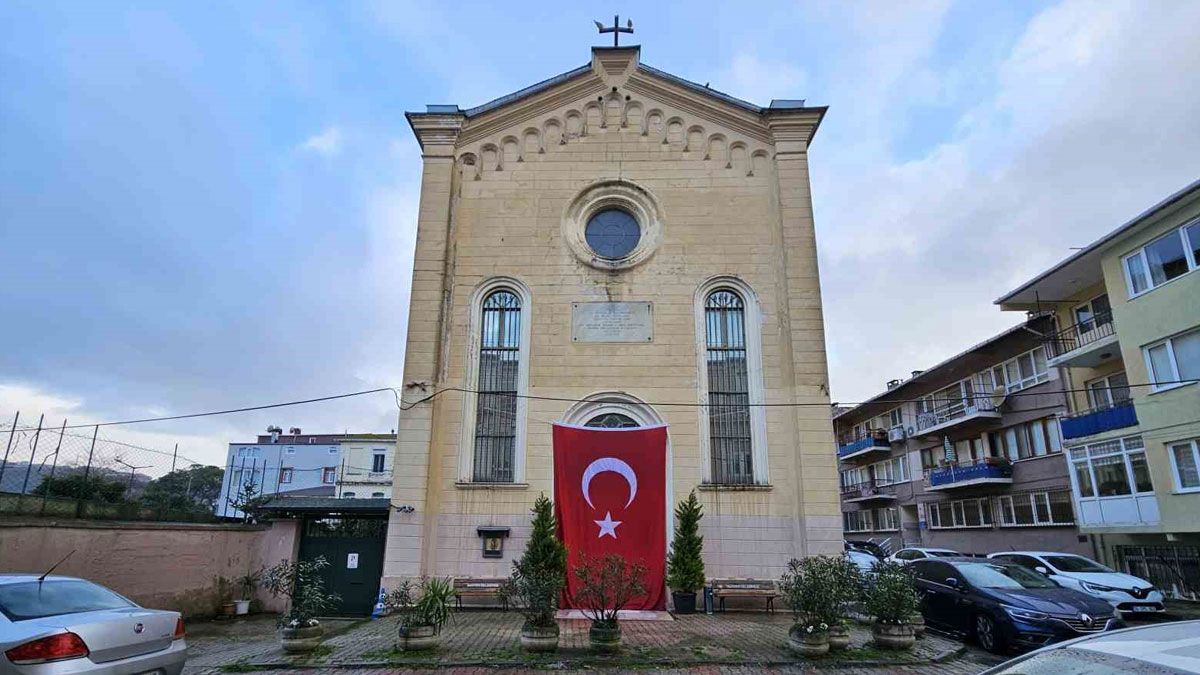 Santa Maria Kilisesi'ne dev Türk bayrağı asıldı
