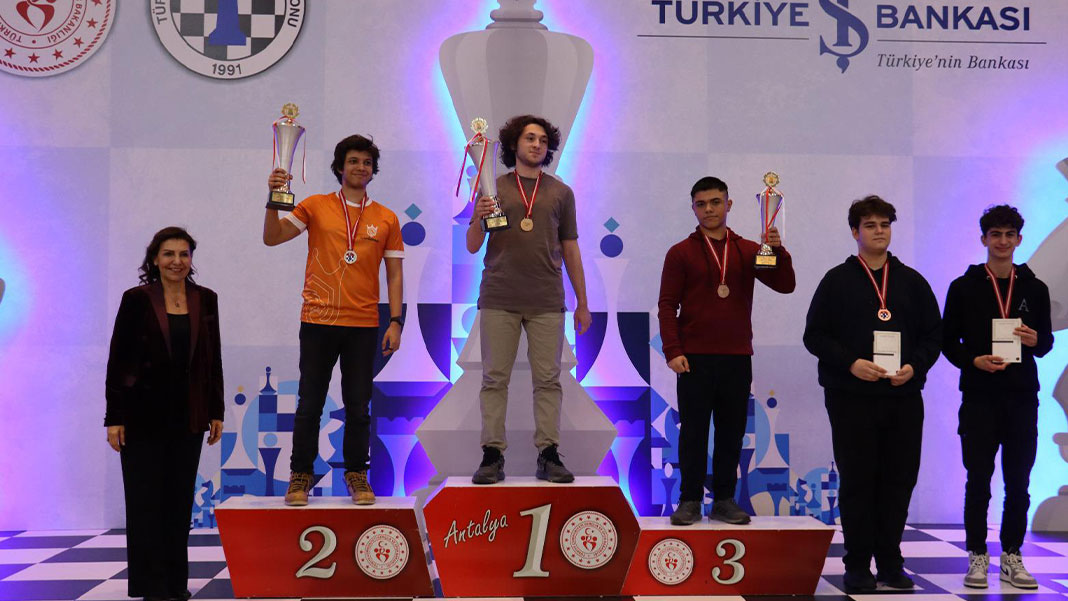Satranç şampiyonasında kupalar sahiplerini buldu