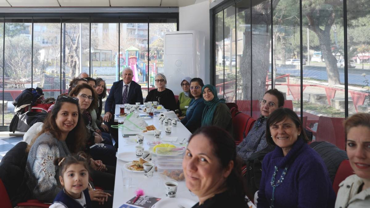 Başkan Atay Hanımevi’nde kadın vatandaşları ziyaret etti