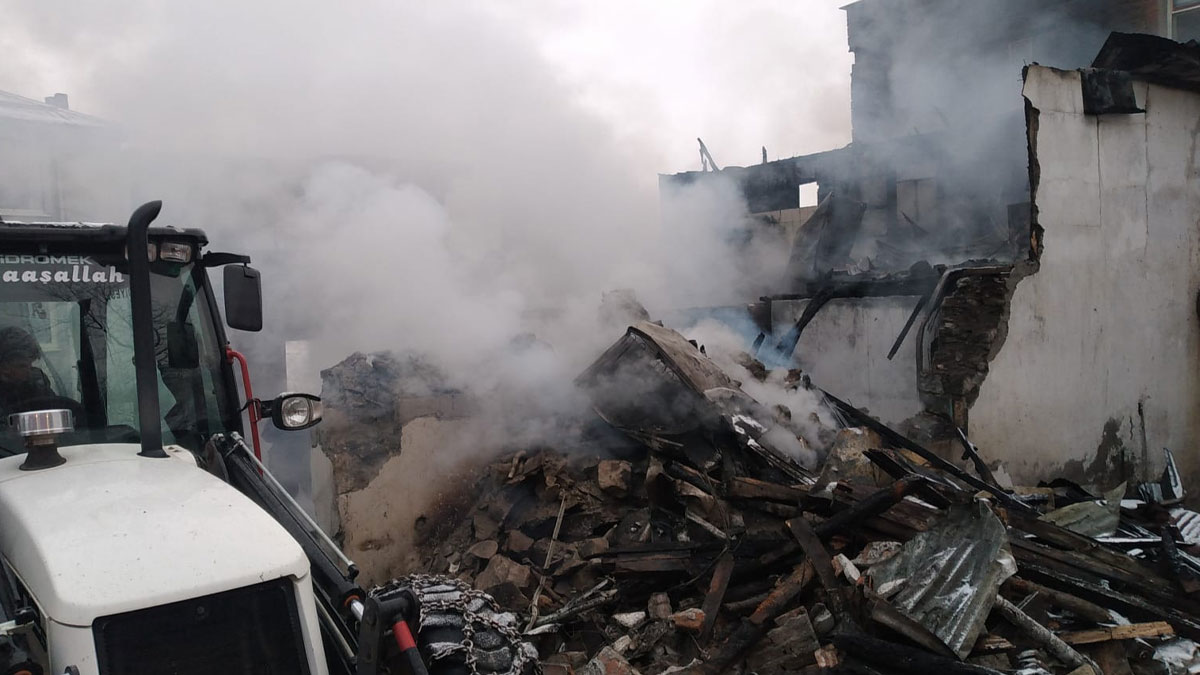 Ordu'da 2 katlı ahşap ev küle döndü: 1 kişi hayatını kaybetti