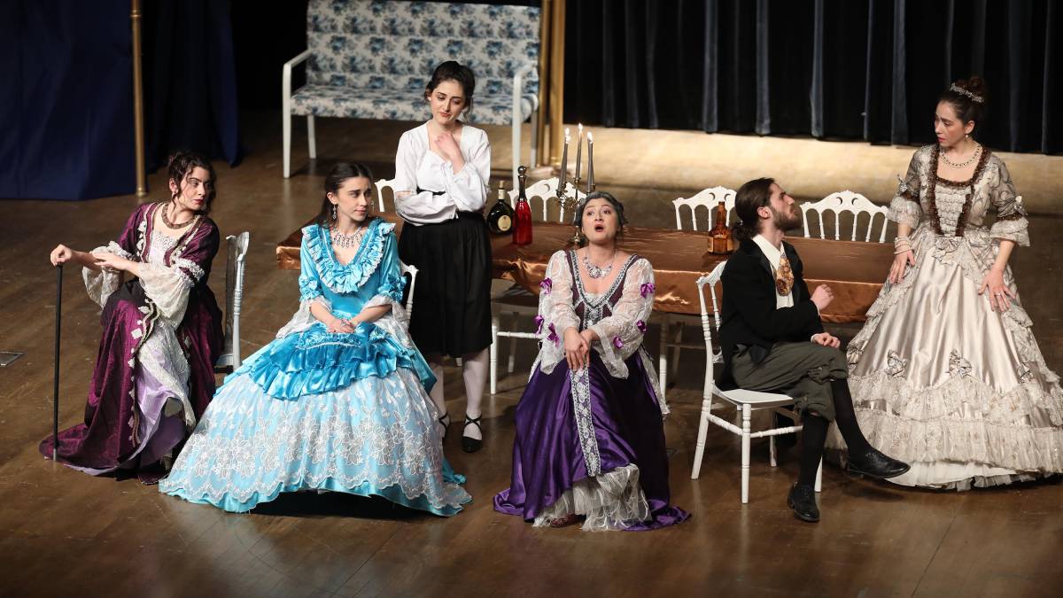 Yaşar, genç oyuncuların mezuniyet sevincine ortak oldu