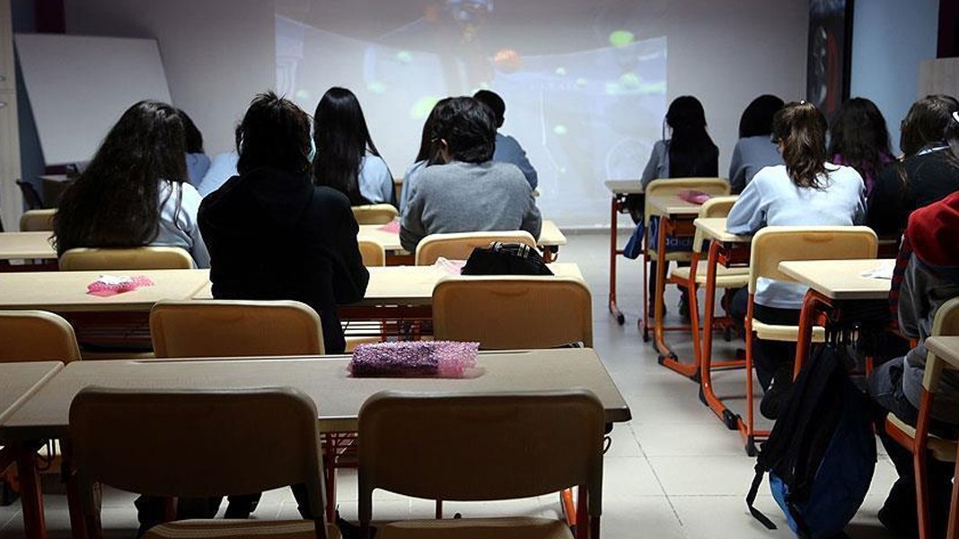 MEB'in yeni müfredatı için tarih belli oldu: Devamsızlık ve ders saatleri ne olacak?