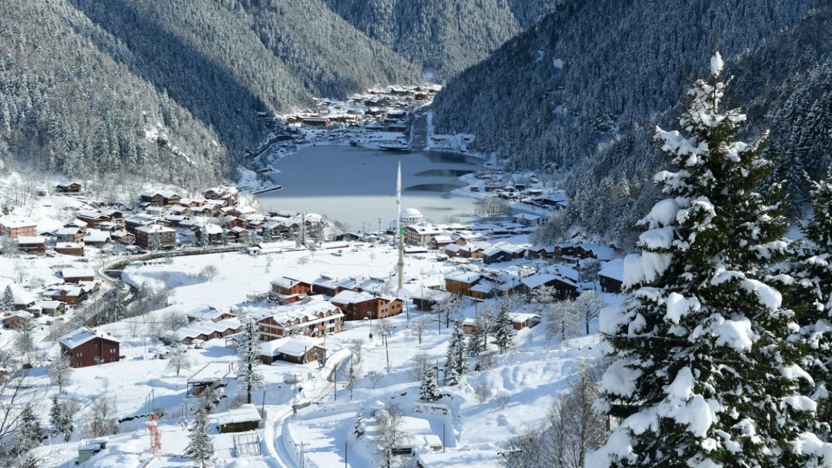 Türkiye'nin turizm cennetindeki göl buz tuttu! Ortaya çıkan manzara ise adeta büyüledi