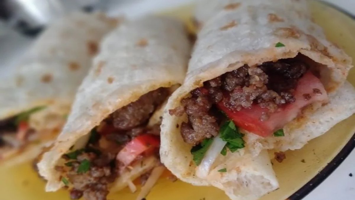 Tantuni lezzeti evinize geliyor! Lezzeti sizi alıp götürecek: Evde kolayca yapabileceğiniz kıymalı kaşarlı tantuni tarifi