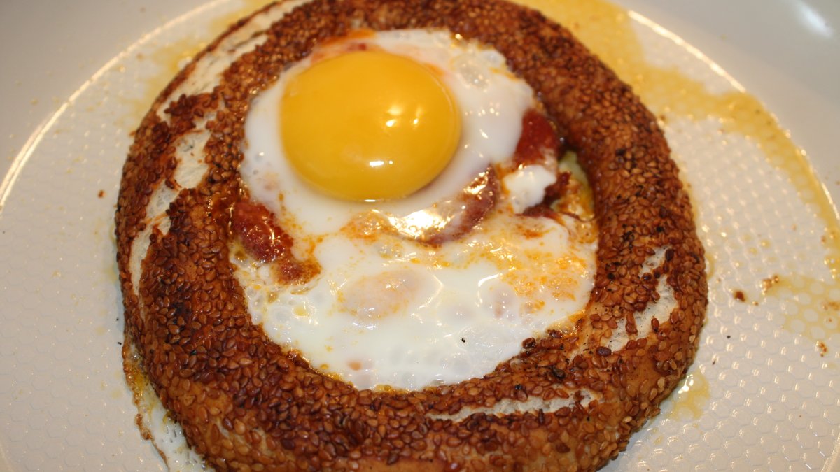 Bayat simitleri sakın çöpe atmayın! Pazar günü kahvaltısına şipşak hazır: İşte pratik simitli omlet tarifi