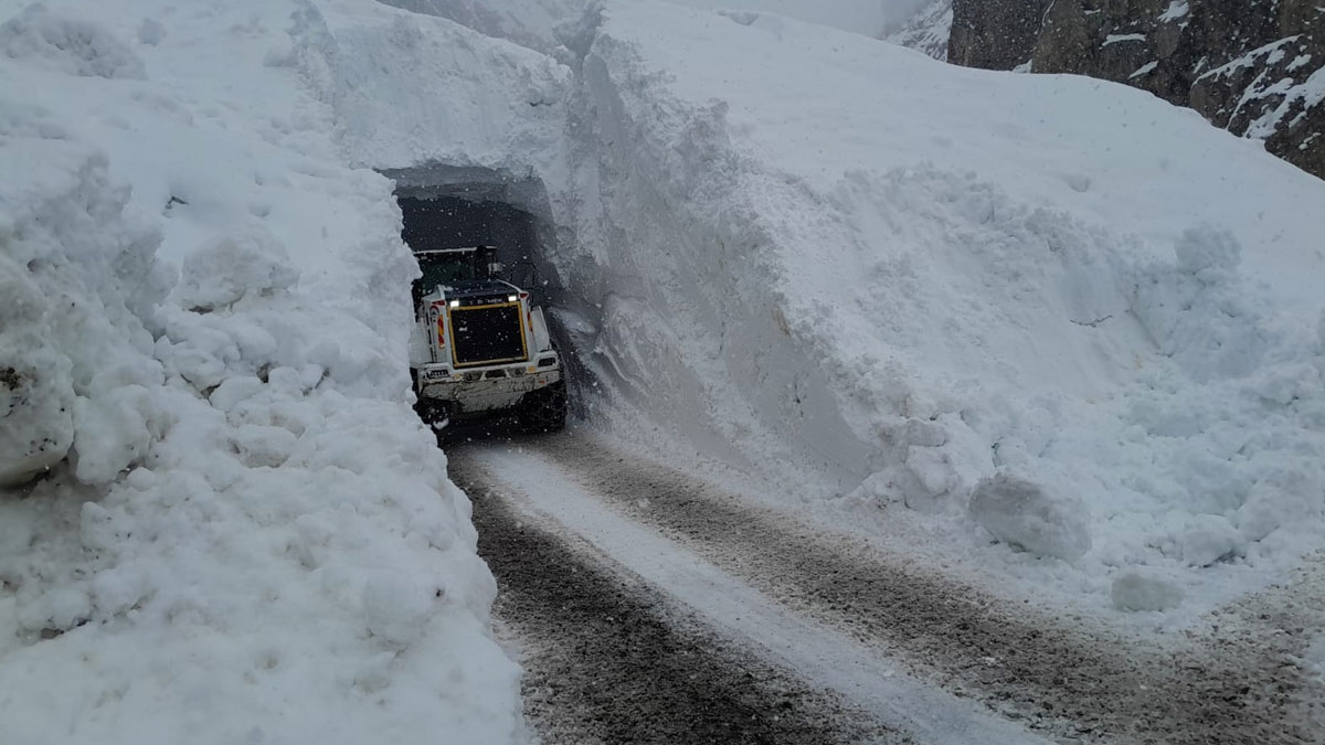 Yüksekova'da çığ düştü: Yol açma çalışmasında 1 işçi yaralandı