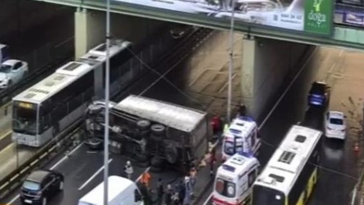 Beylikdüzü'nde kamyon devrildi: Sürücü yaralandı