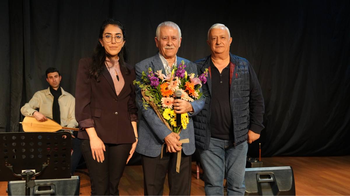 Türk Halk Müziği Sanatçısı Yaşar Sarıkaya düzenlenen konserde sevenleri ile buluştu