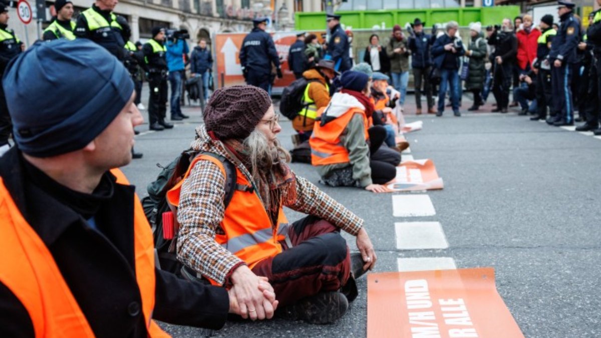 Artık kendilerini caddelere yapıştırmayacaklar: İklim aktivistleri strateji değiştirdi!