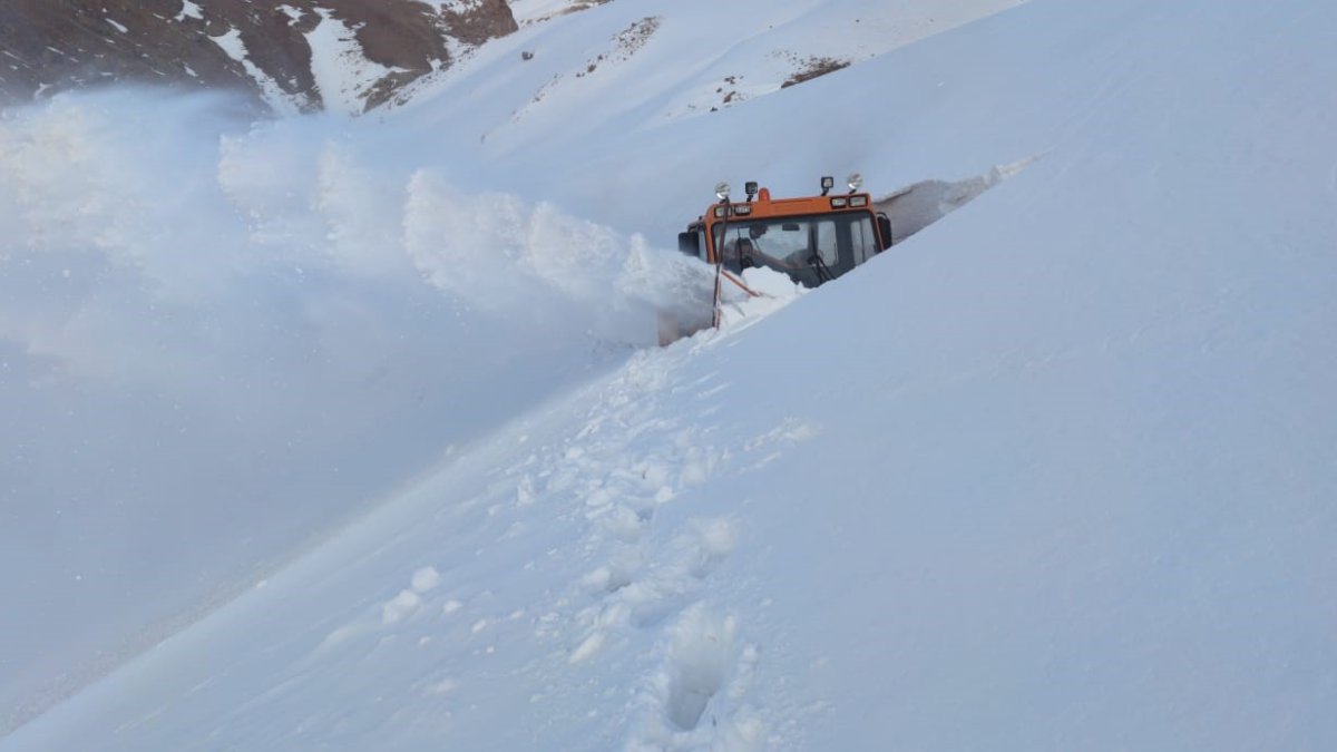 Kar bekleyenler bu görüntüden sonra yağmasın diyecek! Kar yüksekliği iş makinesini aştı