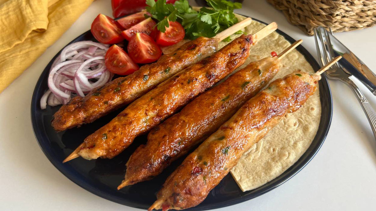 Tavuk göğsünü sevmeyenler bunu yememiş! İşte tavuk kebap tarifi: Urfalılar bile önünüzde şapka çıkaracak