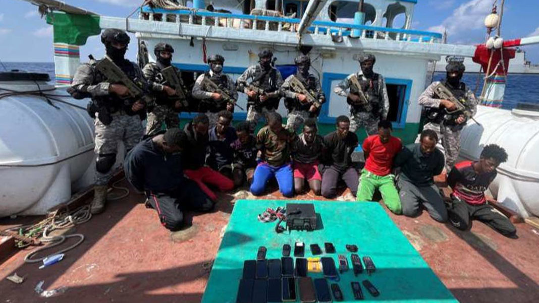 Somalili korsanlar tarafından kaçırılan İran gemisi kurtarıldı