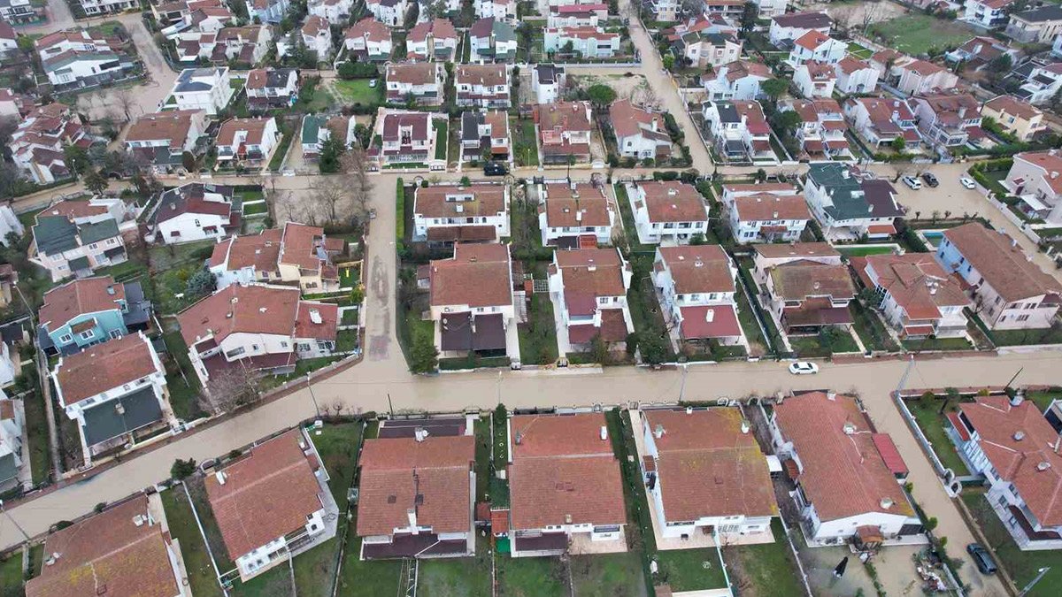 20 dakikalık yağış yetti! Silivri'de dere taştı sokaklar göle döndü