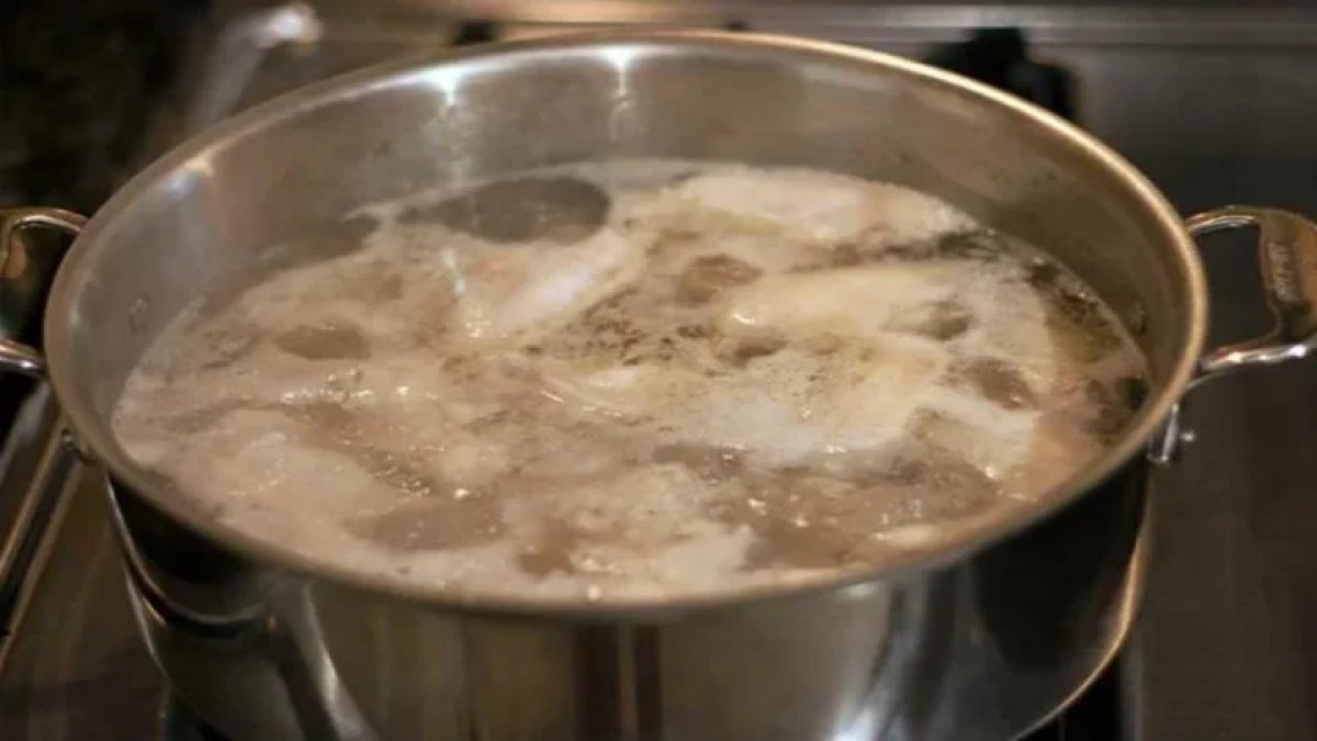 Tavuk haşlarken bunu yapın! Üzerinde biriken siyah köpüğü tek seferde alıyor, suyu sapsarı kalıyor