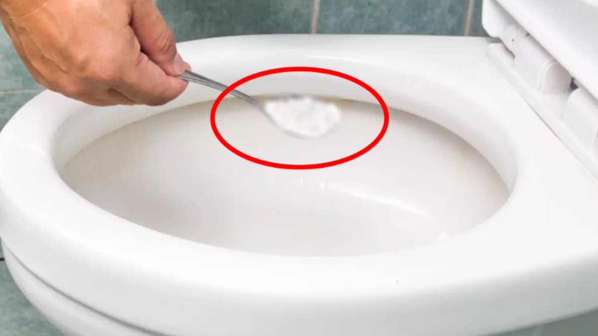 Sararmış klozetleri bembeyaz yapıyor! Çamaşır suyundan bile daha etkili: Sadece 1 kaşık yeterli