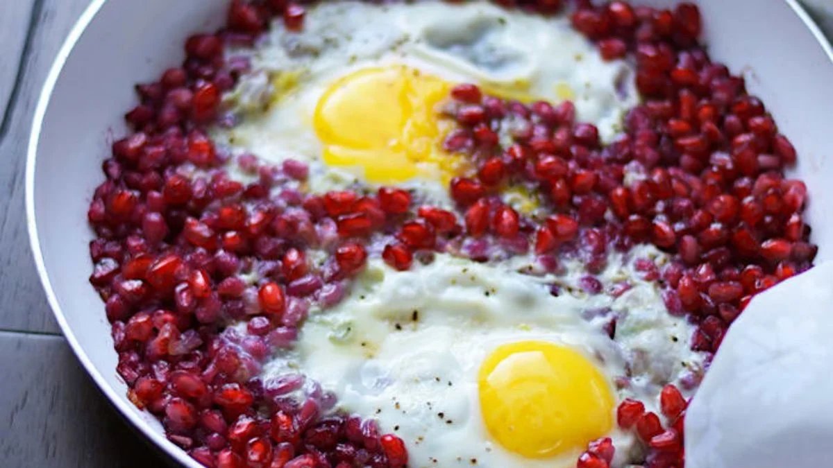 Yumurtayı bir de narlı deneyin, bağımlısı olacaksınız! İşte narlı yumurta 'Narnumru' tarifi