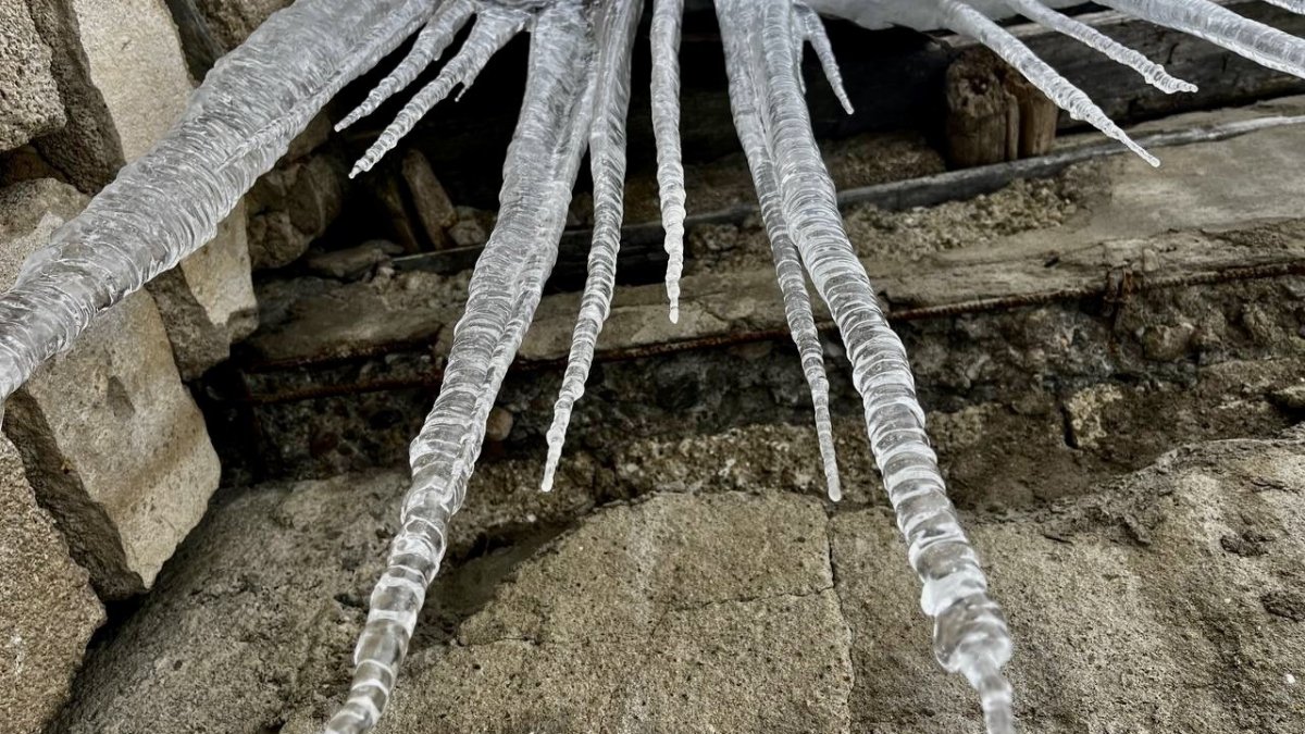 Sıcaklık eksi 17 dereceye düştü! Dev buz sarkıtları oluştu: Arabalar battaniyelerle sarıldı