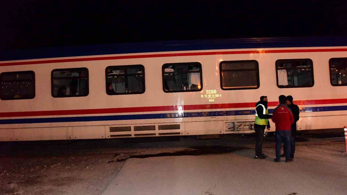 Doğu Ekspresi araca çarptı: Demir yolu ulaşıma kapandı