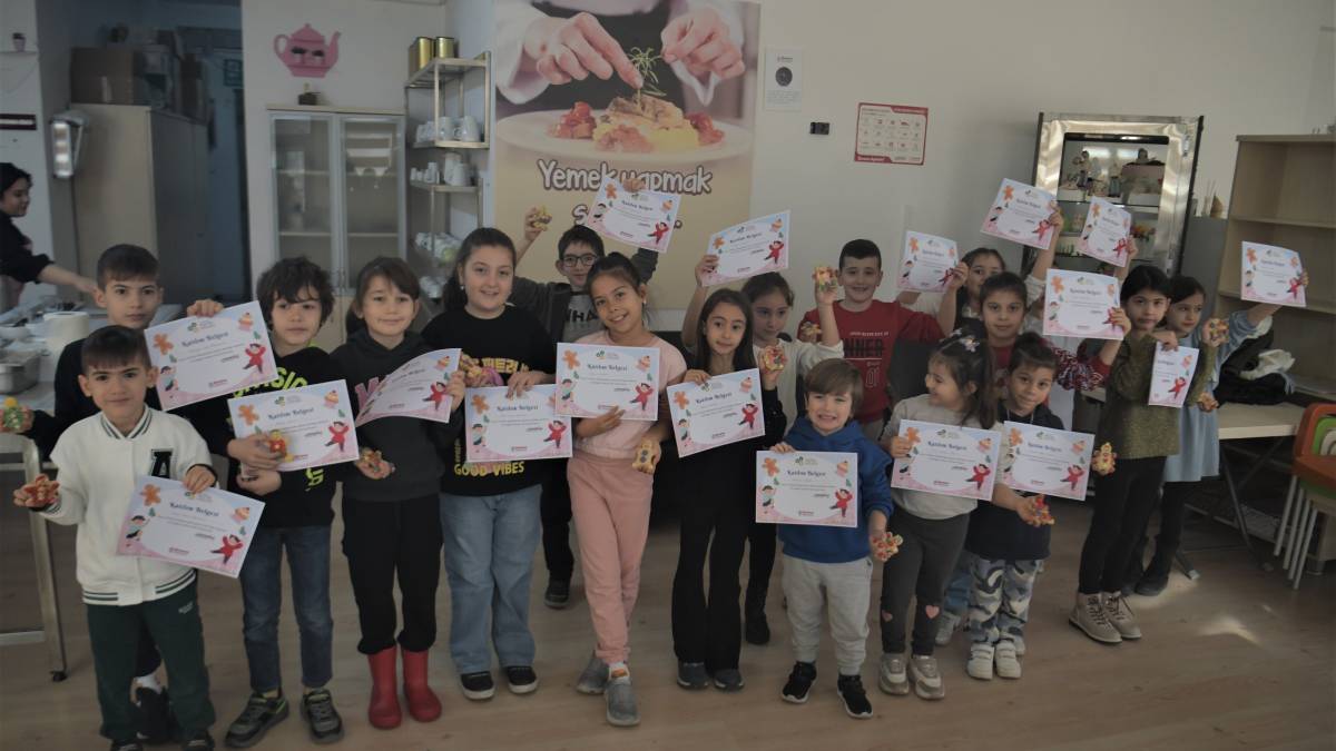 Minikler mutfakta eğlenerek öğrendi