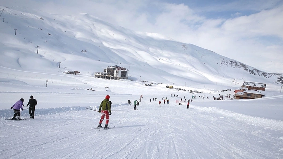 Hakkari'de kar kalınlığı 192 santimetreye ulaştı