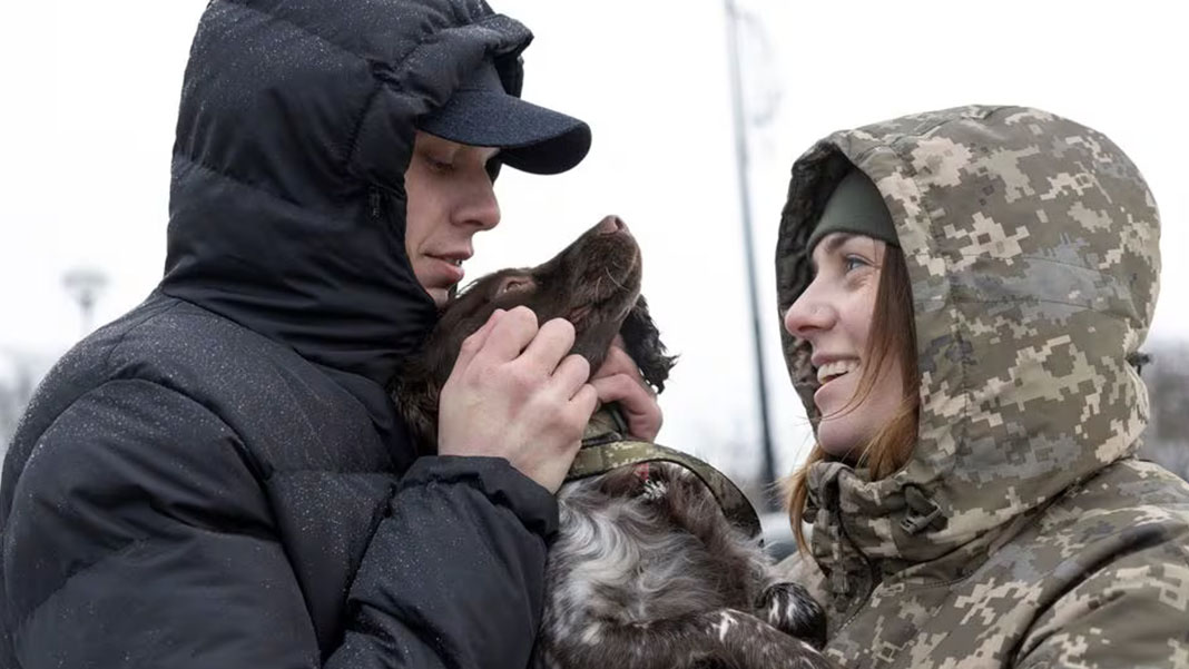 Rusya'nın savaş esiri Ukraynalı çift bir araya geldi