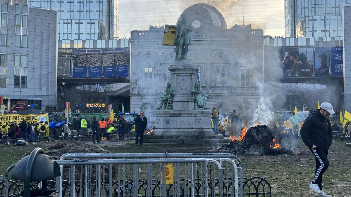 Çiftçilerden Avrupa Parlamentosu önünde protesto