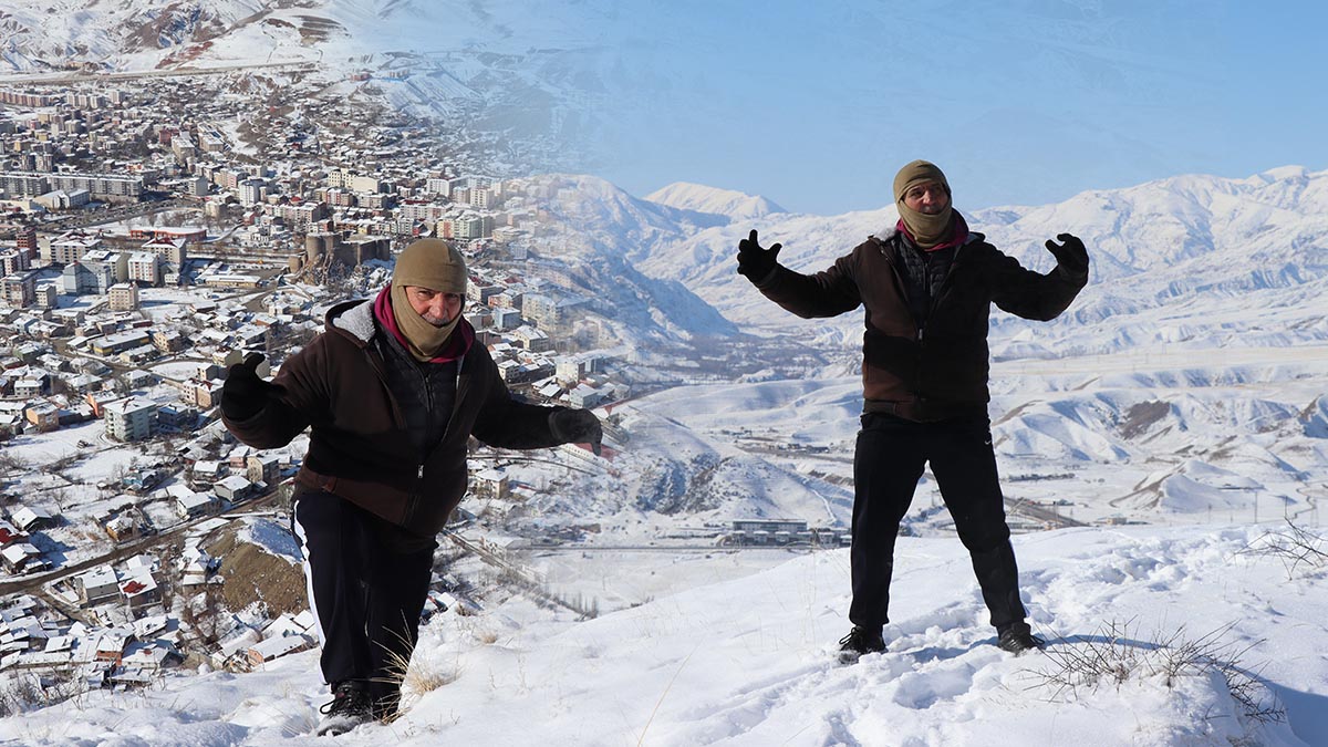 Yaz kış demeden dağa çıkıp uluyor! 'Yalnız Kurt' lakaplı adam 35 yıldır her gün kurtlara sesleniyor
