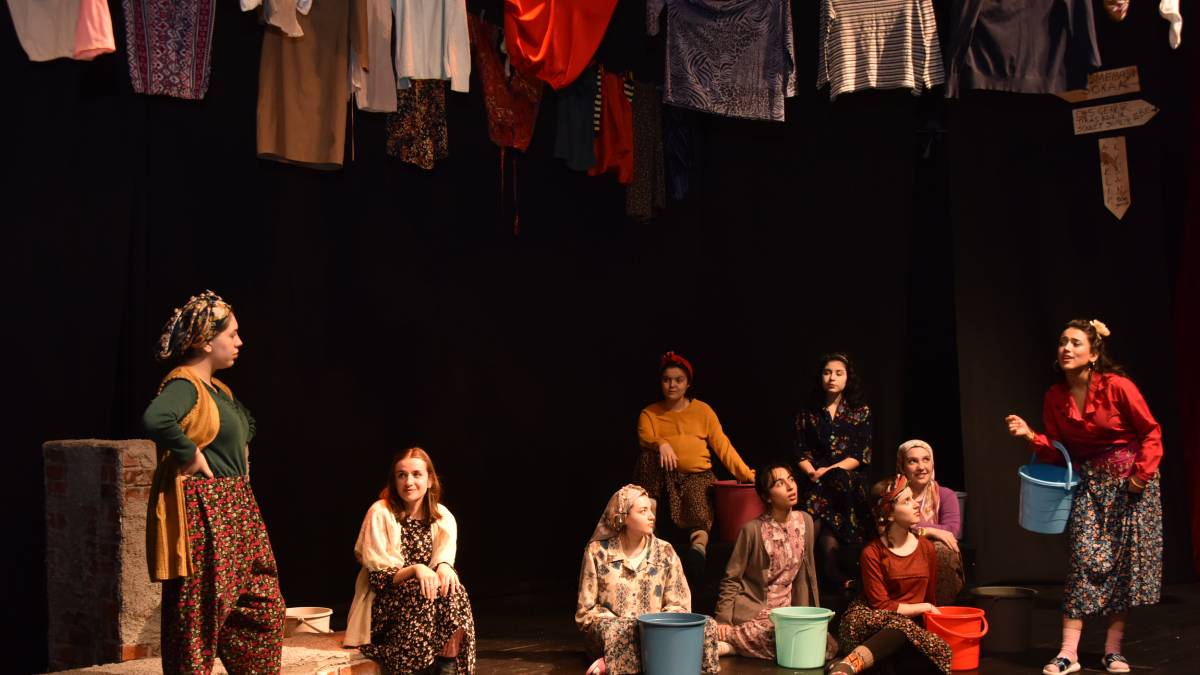 Bozüyük Belediyesi Gençlik Tiyatrosu “Macbeth Abla” ile seyircisiyle buluşuyor