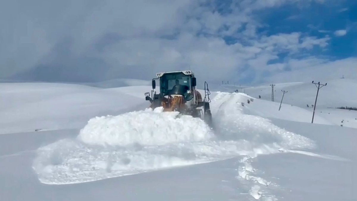 Kış korkunç yüzünü gösterdi! Köy yoluna çığ düştü: Kar kalınlığı 4 metreyi aştı