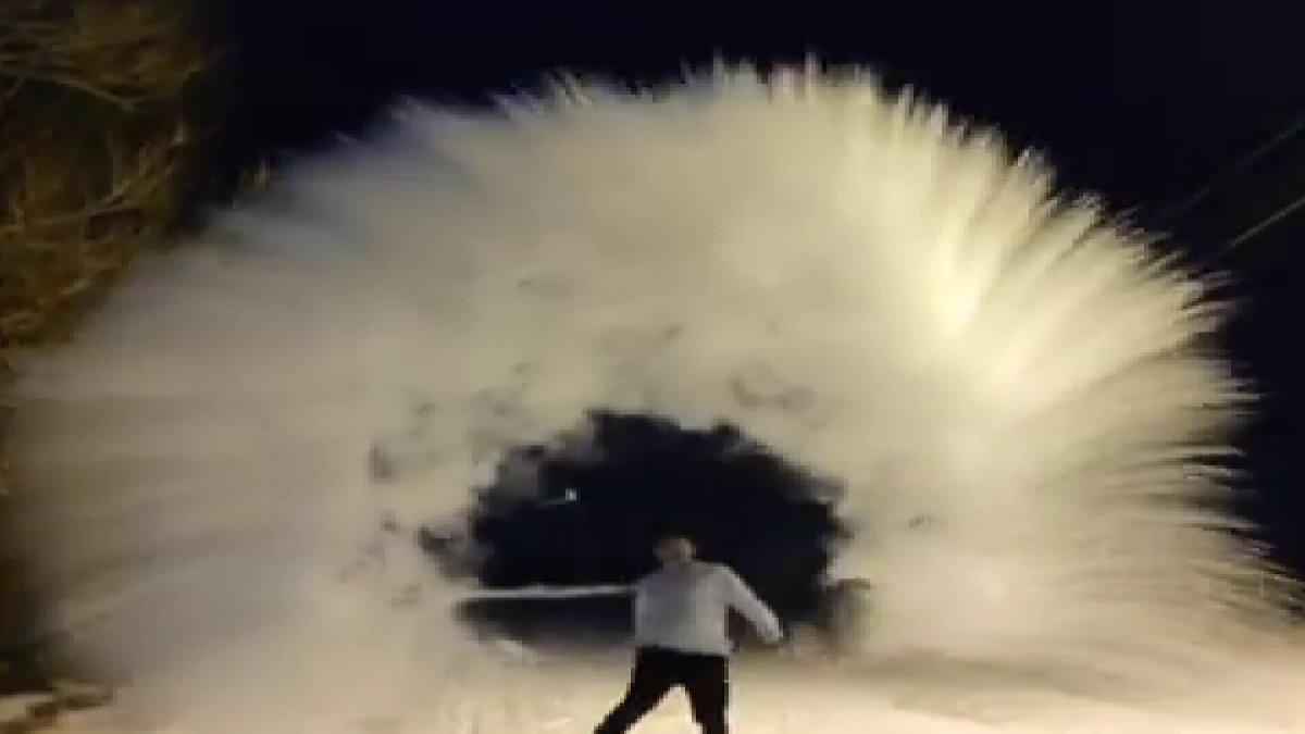 Görüntüler Sibirya’dan değil, Bayburt’tan! Havaya serptiği litrelerce su anında buharlaştı: Hava eksi 22 derece