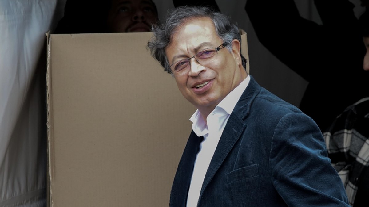 Salondan çıkartılmışlardı… Kolombiya lideri Petro'dan Filistin bayrağı açan öğrencilere destek