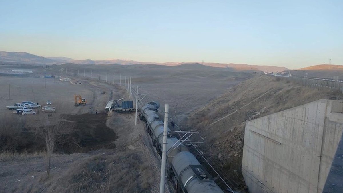 Kırıkkale'de tren raydan çıktı! Ekipler bölgede