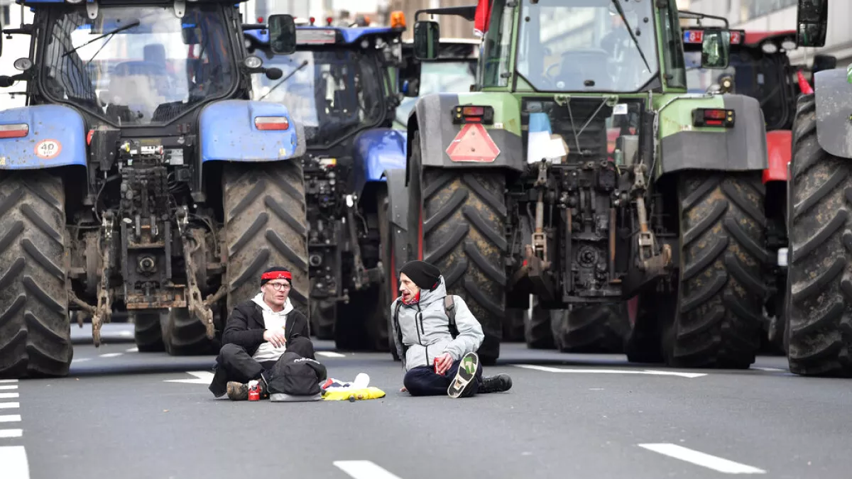 Protestocular kamyonların Belçika-Hollanda sınırını geçmesini engelledi